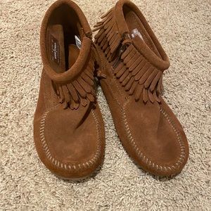 Minnetonka girls booties, never worn, size 4